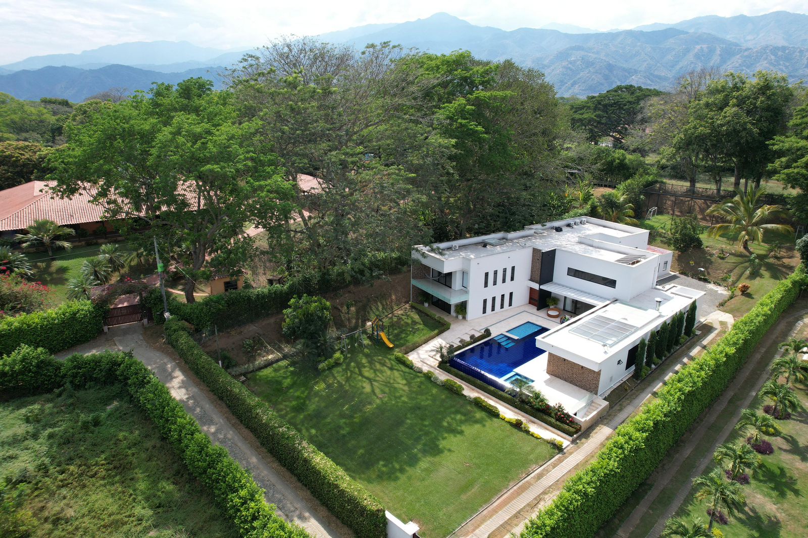 Piscina y zona húmeda de la casa-finca